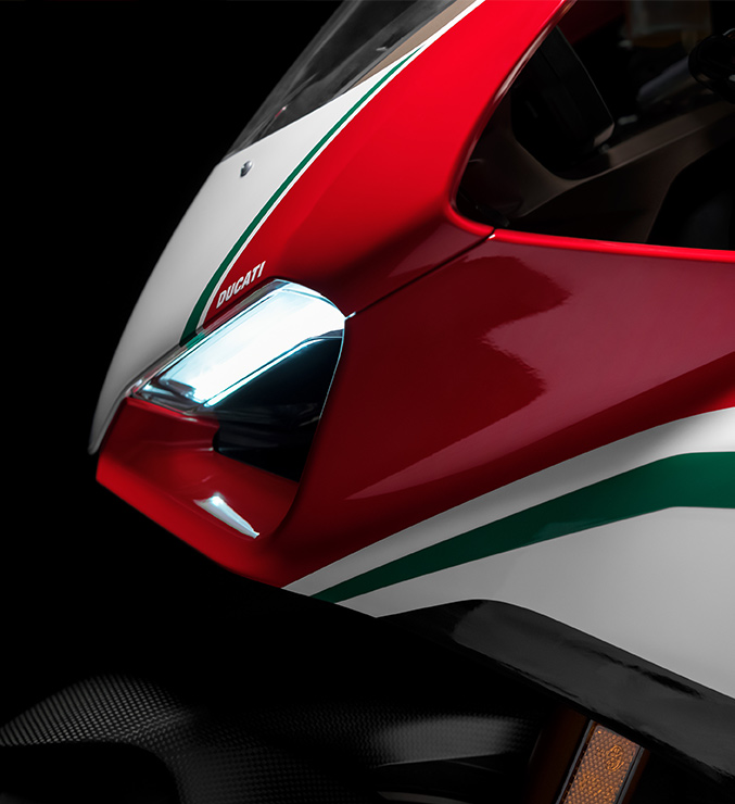 Panigale-V4-Speciale-MY18-03-Carousel-Imgtext-677x740 Panigale-V4-Speciale-MY18-03-Carousel-Imgtext-677x740