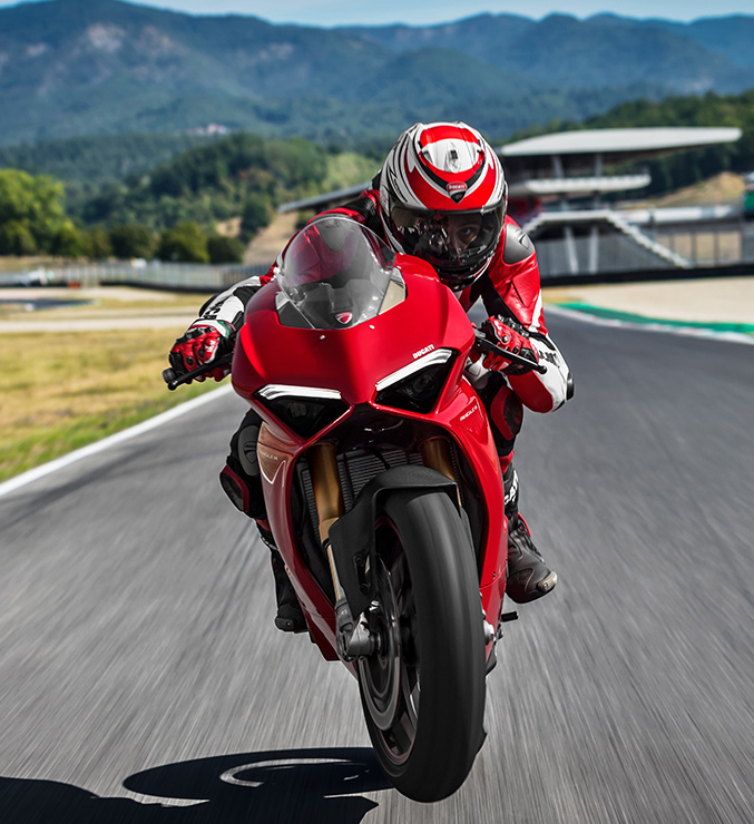 Panigale-V4S-Red-MY18-01-Carousel-Imgtext-Comcept-677x740 Panigale-V4S-Red-MY18-01-Carousel-Imgtext-Comcept-677x740