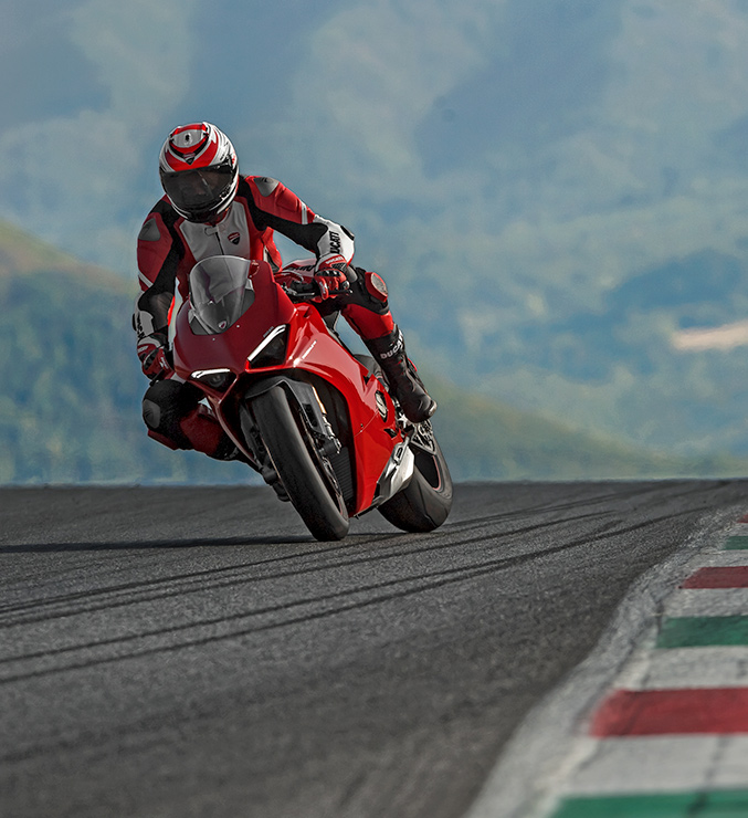 Panigale-V4S-Red-MY18-01-Carousel-Imgtext-Sicurezza-677x740 Panigale-V4S-Red-MY18-01-Carousel-Imgtext-Sicurezza-677x740